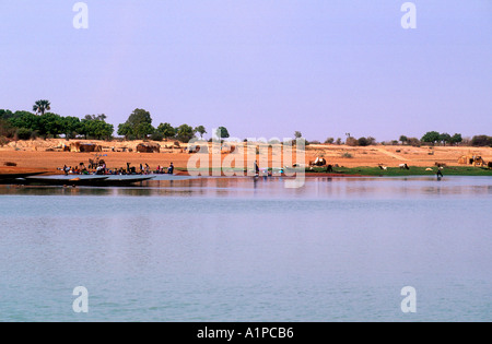 Linea di barche Riva del fiume mentre persone lavare nel fiume Niger nei pressi di Timbuctu Mali Foto Stock