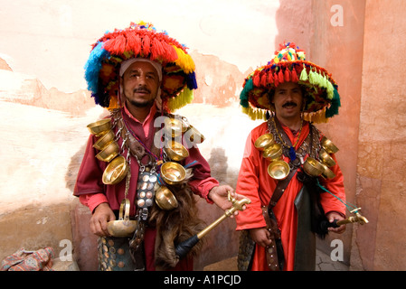 Due venditori di acqua nella Medina di Marrakech, Marocco Foto Stock