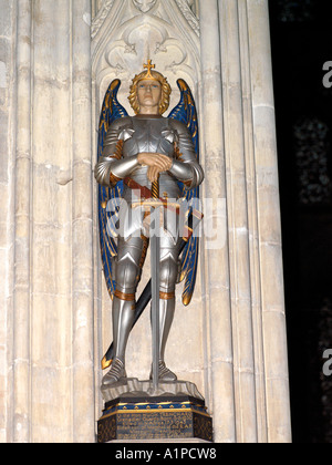 Salisbury Wiltshire, Inghilterra Cattedrale di Salisbury Arcangelo Foto Stock