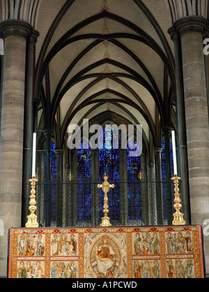 Salisbury Wiltshire, Inghilterra Cattedrale di Salisbury Altare maggiore con i prigionieri di coscienza finestra dietro Foto Stock