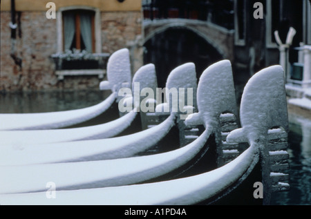 Venezia, Italia. Gondole coperte di neve nel Bacino Orseolo Foto Stock