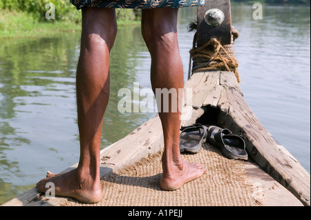 Conducente in piedi sulla prua della barca in Kerala India Foto Stock