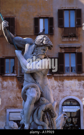 Un piccione sulla testa di una statua fontana Re Nettuno a Piazza Navona Roma Italia Foto Stock