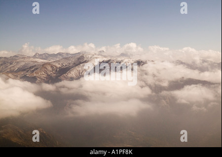 Le cime delle montagne dell Himalaya che mostra al di sopra delle nuvole Foto Stock