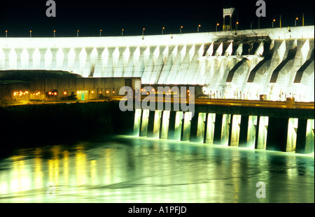 Itaipu dam e la centrale idroelettrica di notte, di Foz do Iguazu, Paraná, Brasile, Sud America Foto Stock