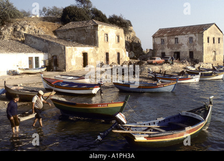 Alvor Portugal l'Algarve anni '80, uomini locali al piccolo porto che stanno uscendo a pescare 1981 HOMER SYKES Foto Stock