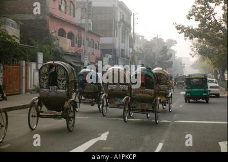 Rickshaws sulle strade di Dacca in Bangladesh Foto Stock