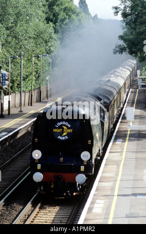 Locomotiva a vapore n. 34067 "Tangmere' a Dunton Green. Kent, in Inghilterra con una speciale pullman treno. Foto Stock