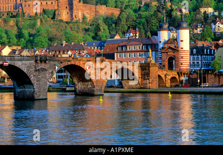 Ponte Vecchio con le sue torri medievali, fiume Neckar e il castello di Heidelberg, Baden-Württemberg, Germania, Europa Foto Stock