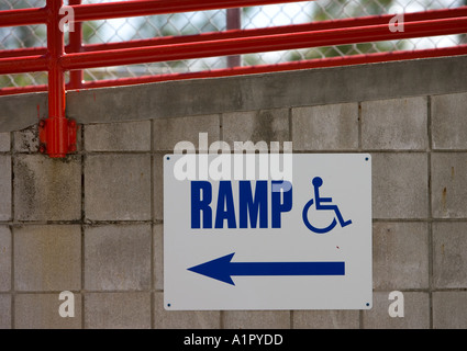 Segno indicante una rampa per accesso disabili a baseball stadium Foto Stock