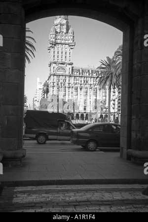 Vista panoramica e vie del centro della città attraverso una tipica arcata in pietra Montevideo Uruguay Sud America Latina Foto Stock