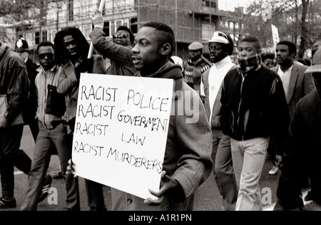 Gente nera di marzo a Londra nella metà degli anni ottanta in lotta per la giustizia e la parità di diritti per le persone di colore nero. Foto Stock