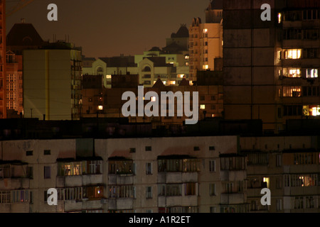 Panorama notturno di Kiev con edifici di appartamenti illuminati che mostrano diversi stili architettonici. Foto Stock