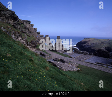 Le spettacolari rovine del castello di Tintagel associato con la leggenda di Re Artù Foto Stock