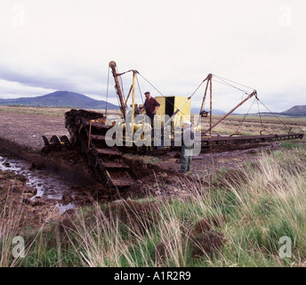 La torba venga tagliato dalla macchina in Irlanda meridionale per orticoltura per essere utilizzato su giardini e nelle centrali elettriche Foto Stock