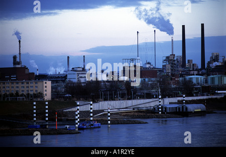 Bayer Chemical Plant accanto al fiume Reno a Leverkusen, Renania settentrionale-Vestfalia in Germania. Foto Stock