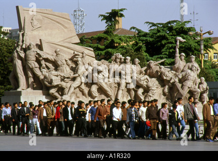 La scultura nella parte anteriore del Presidente Mao il mausoleo di piazza Tiananmen Beijing Pechino cinese Cina Asia Asia asiatica Foto Stock