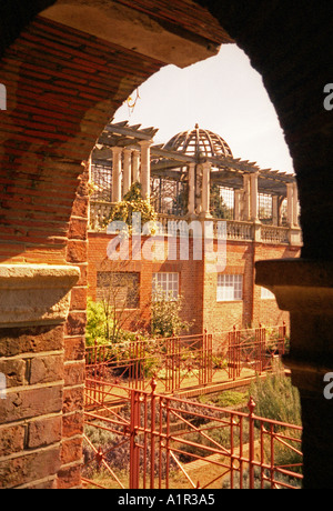 Vista laterale dei mattoni rossi pergola & colonnato georgiano attraverso un arco Hampstead Heath Park Londra Inghilterra Regno Unito Europa Foto Stock