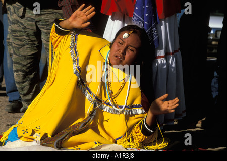 Una ragazza Apache balli in una posizione in ginocchio durante la sua alba danza sulla San Carlos Prenotazione indiana Arizona USA Foto Stock