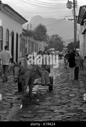 Caratteristica rurale tradizionale carrello di cavallo occupato città coloniale uomo donna Paraty Rio de Janeiro in Brasile Brasil Sud America Latina Foto Stock