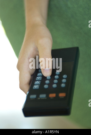 Mano, premendo il pulsante sul telecomando Foto Stock