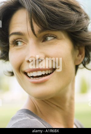 Donna sorridente sulla spalla, close-up di testa, ritratto Foto Stock