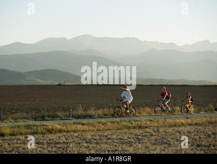 Gli amanti della mountain bike nel paesaggio di montagna Foto Stock
