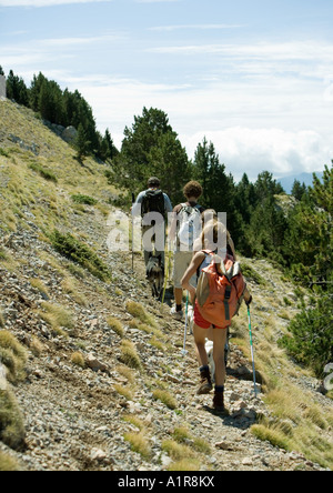 Gli escursionisti sul paesaggio di montagna Foto Stock