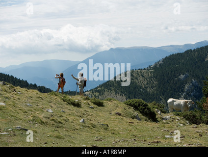 Gli escursionisti nel paesaggio di montagna Foto Stock