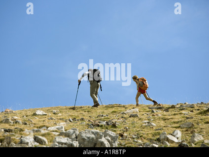 Gli escursionisti sul paesaggio di montagna Foto Stock