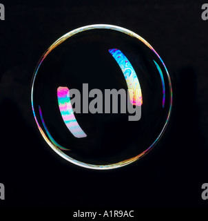Floating Bolla di sapone con sfondo nero in Studio Foto Stock
