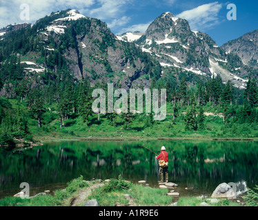 Uomo maturo la pesca in Lago Tenaya Yosemite National Park California USA Foto Stock