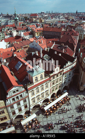 Una vista della Piazza della Città Vecchia di Praga, Repubblica Ceca, dalla Torre Radnice. Foto Stock