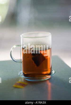 Tazza di tè contenente un sacchetto da tè Foto Stock