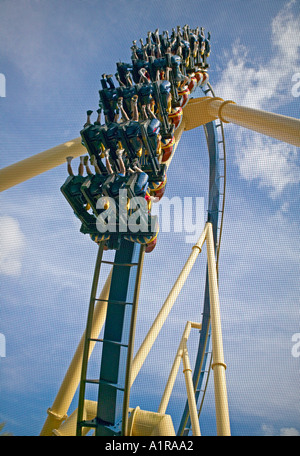 Piloti appendere sospesa e loop il lato giù dalla Montu roller coaster al Busch Garden Tampa Florida USA Foto Stock