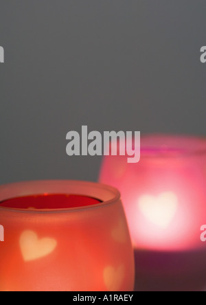 Candele accese in portacandele Foto Stock