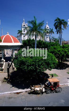 Carrozze trainate da cavalli sono ancora comune nella città coloniale di Granada in Nicaragua america centrale Foto Stock