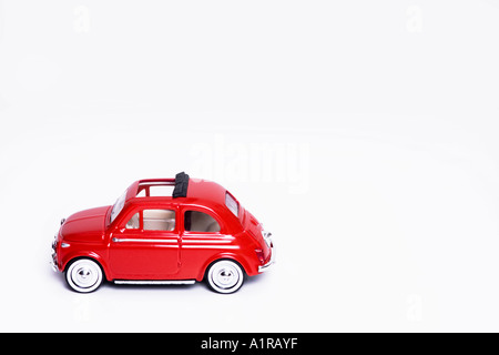 FIAT 500 toy su sfondo bianco. Foto Stock