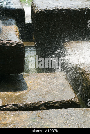 Spruzzi d'acqua su blocchi di pietre, close-up Foto Stock