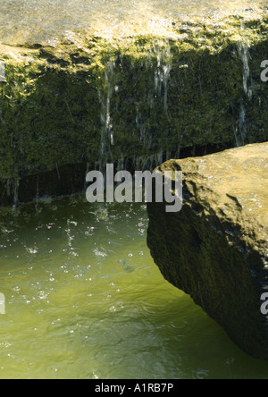 Acqua in esecuzione su blocchi di pietre, close-up Foto Stock