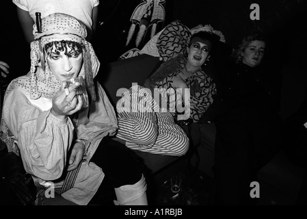 New Romantics in un night club sotto gli archi, nightclub Charring Cross, centro di Londra, Inghilterra, anni '1980, HOMER SYKES Foto Stock