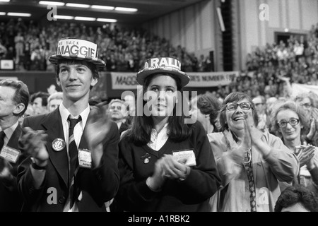 Young Conservatives 1980s UK, applaude Maggie Mrs Margaret Thatcher Conservative Party Conference 1981 a Brighton. Contrattacca con i Tory. Foto Stock