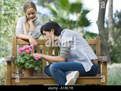 Madre e figlia che lavora su impianto Foto Stock