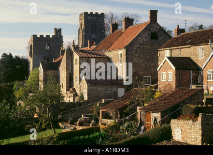 Marmion la torre e la Chiesa che si vede oltre il Fiume Ure, West Tanfield, vicino a Masham, North Yorkshire, Inghilterra, Regno Unito. Foto Stock