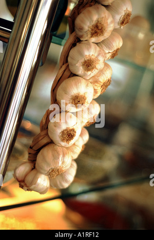Stringa di aglio appeso nella cucina moderna Foto Stock