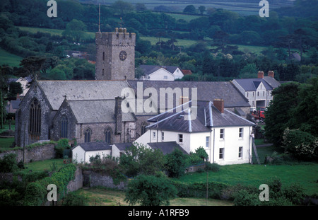 Chiesa in Pembroke Gallese come visto dalla cima del Pembroke Castle Foto Stock