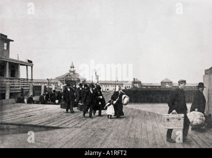 Ca 1900 immigrati arrivano a essere elaborati come nuovi cittadini della U S A Foto Stock