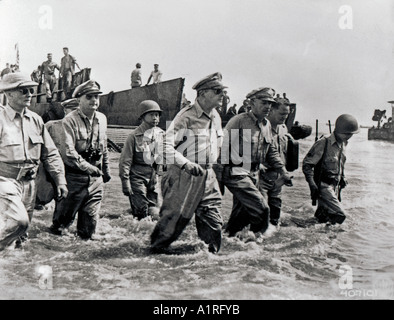 General Douglas MacArthur wades a terra durante la fase iniziale di sbarchi a Leyte Isole Filippine Ottobre 20 1944 Foto Stock