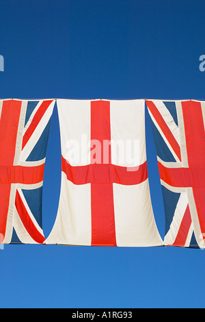 Union Jack con battenti bandiera di san Giorgio nella città di Londra Foto Stock