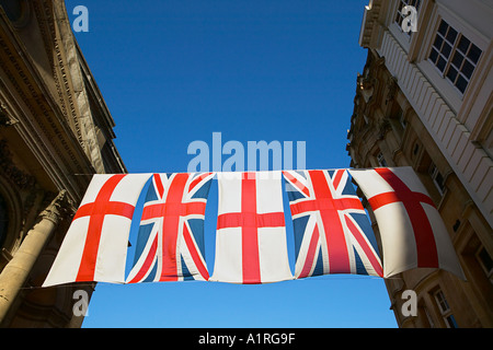 Union Jack con battenti bandiera di san Giorgio nella città di Londra Foto Stock